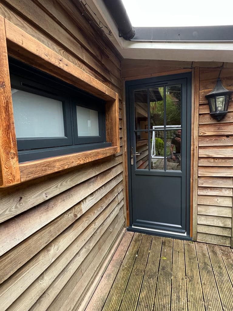 drzwi angielskie w domku drewnianym