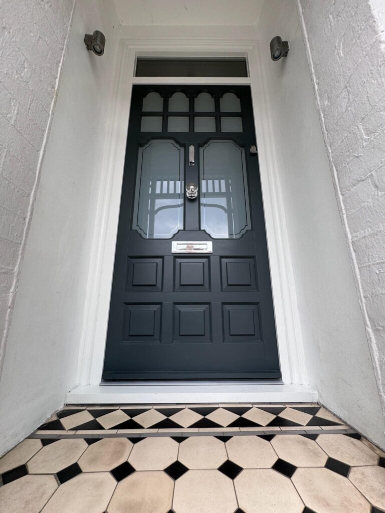 drzwi angielskie z otworem na listy