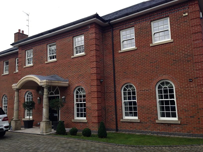 okna brytyjskie dom murowany z cegły